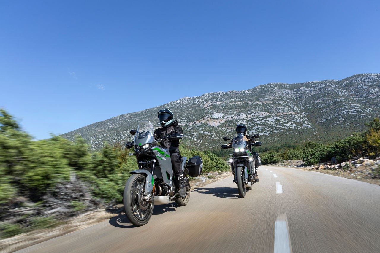 Kawasaki’s official launch photography shows the KLE650 SE on the road.